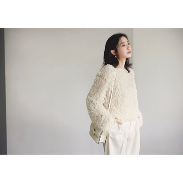 立体感が増すふわふわトップスで簡単に絵になるホワイトコーデに。最高気温20℃｜5/6(月)【50代の毎日コーデ】