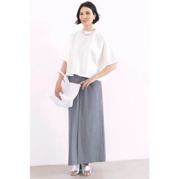 夏の定番・白Tシャツは、ボトムの直線的なシルエットでスマートさを加味。気温29℃｜7/23(火)【50代の毎日コーデ】