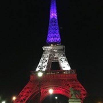 桜舞う中、映画「水を抱く女」でパリ気分♡