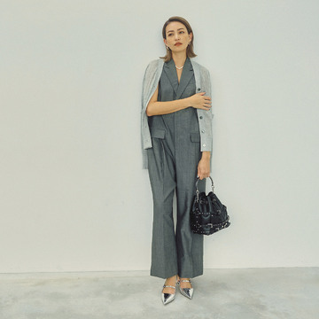 ハンサムなオールインワンは、抜け感のあるカーディガンで女性らしさアップ。気温28℃｜9/21(木)【50代の毎日コーデ】