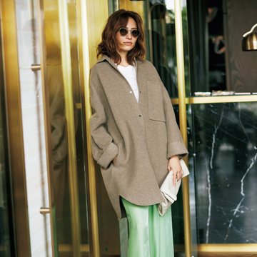 【大人の辛口ベージュコーデ】グリーンのツヤパンツ×ベージュのシャツで洗練カジュアルに