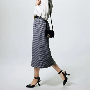 【50代が買うべき秋の靴】ディオールのクラシカルなパンプスはタイトスカートで優美に装う