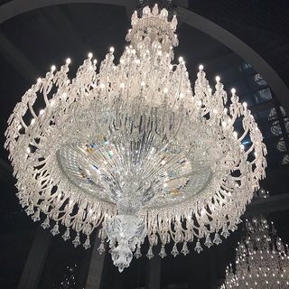 圧巻！ バカラの巨大シャンデリアです。