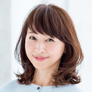気品漂うフェミニンさを演出！マッシュフォルムミディアムヘア【50代髪型・ヘアスタイル】