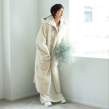 「白いムートンのダッフルコート」なら清潔感に愛らしさも加わる【富岡佳子「白を着る」】