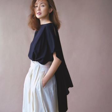 背面の優美なドレープで着映える！技ありトップスで大人の夏のカジュアルコーデを更新。気温32℃｜8/8(金)【50代の毎日コーデ】