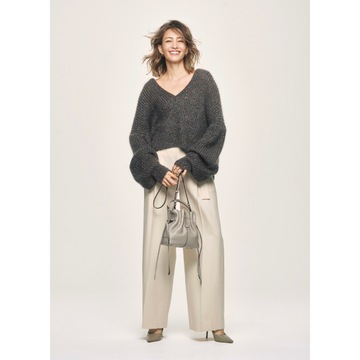 女っぽいVネックニットをハンサムに着こなす！気温８℃｜12/19(火)【50代の毎日コーデ】