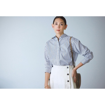 ストライプシャツ×白パンツのマリンスタイルで通勤コーデに初夏ムードをプラス。気温24℃｜6/9(月)【50代の毎日コーデ】