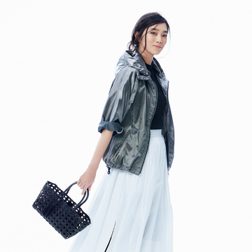 旬のアスレジャーは、＂フェミニン仕上げ＂で着るのが大人流　五選