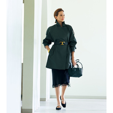 大人に映えるダークカラーコーデは、素材感のメリハリがポイント！　気温17℃｜3/27(月)【50代の毎日コーデ】