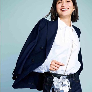 【ジミー チュウ】小ぶりのシルバーバッグをジュエリー感覚で！