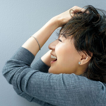 カバーモデル富岡佳子さんが纏う「DAMIANI」のダイヤモンドジュエリー