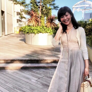 ワンピとかごバッグ。「ナノユニバース」＆「ダイアナ」。夏の味と食べてみたいキラキラお花の生パウンドケーキ。