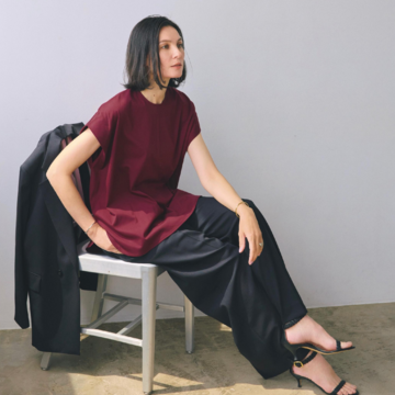 優美なバーガンディTシャツで黒のジャケパンスタイルをフェミニンに格上げ。最高気温35℃｜8/19(火)【50代の毎日コーデ】