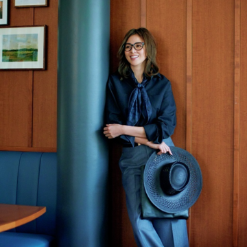 ネイビーのハンサムシャツでワントーンも切れ味よく【Jマダムに似合う主役ネイビー】