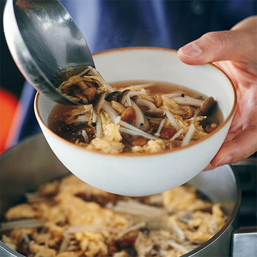 きのこと黒酢の相性抜群！疲労回復にも効果的な「きのこスープ」【ウー・ウェンさんのからだ想いの家中華】