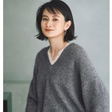 首元のレースディテールを生かして冬のワンツーコーデに華やぎをプラス。最低気温0℃｜1/13(火)【50代の毎日コーデ】