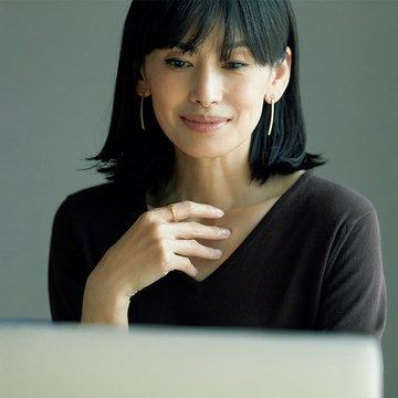 シンプルトップスを格上げ！急なリモート会議には「ジュエリーの力」をプラス