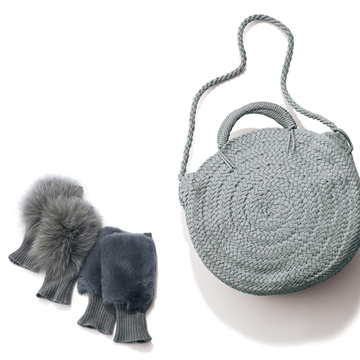 「上質なグレー」のレザーかごバッグ＆ファーグローブをプラスしてコーデの格上げを