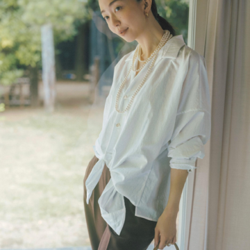 定番の白ブラウスも、着こなしの変化やパールネックレスの重ねづけでフレッシュに印象づける。気温19℃｜11/15(土)【50代の毎日コーデ】