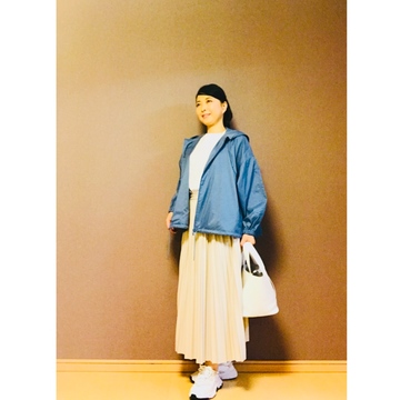 〈ユニクロ×Theory〉のパーカーで、ブルー×ホワイトのスニーカーコーデ