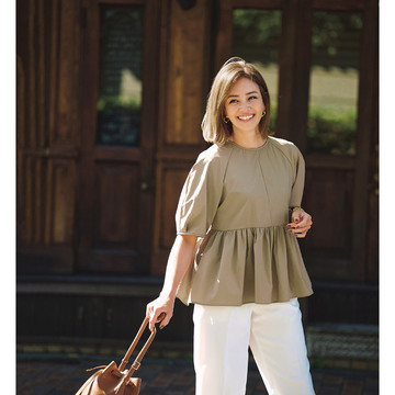 1枚で着映えるペプラムブラウス主役のコーデで、友人とのショッピングを満喫。気温28℃｜9/13(水)【50代の毎日コーデ】