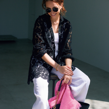 デコルテ痩せをコーデで解決！ 総レースシャツから肌をのぞかせて華やかに