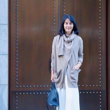 グレージュのカシミヤニット