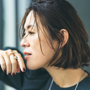 【大草直子の冬のおしゃれを飽きずに楽しむ方法⑦】セミウェットヘア＆メガネで顔まわりにツヤ足し