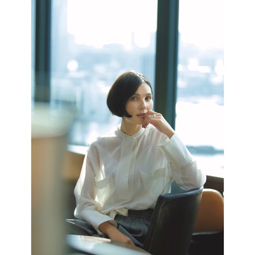 クリーンな白のシアーブラウスで、晴れの日に似合う軽快なムードをまとう。気温17℃｜2/19(月)【50代の毎日コーデ】