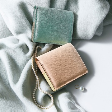 éclat premium認定 大人のエッセンシャルアイテム「L’ arcobaleno×éclat」の二つ折りコンパクトウォレット