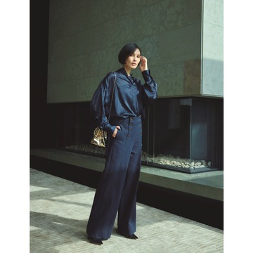 つやめくブラウスが知的なネイビーのワントーンコーデに優美な色気を加える。気温11℃｜2/22(木)【50代の毎日コーデ】