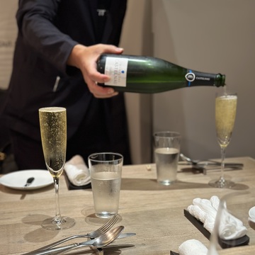 グラスたっぷりなシャンパンと陽気なオーナーのお店