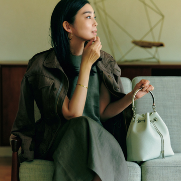 ジミー チュウの白レザーで辛口スタイルをトーンアップ【春ファッションが見違える主役バッグ】