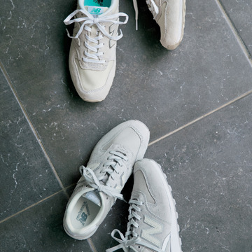 大人スニーカーといえばこれ！New Balanceのワントーンが人気