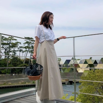 サスペンダースカートとロゴT＆ちょい巻きヘア