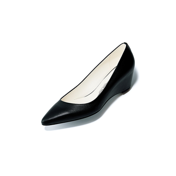 ウェッジヒールで安定感抜群！履き心地にこだわった「ビューティフル・シューズ」の黒パンプス