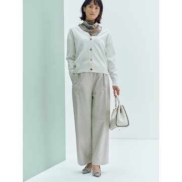 春のワンツーコーデは、首元のスカーフで華やかさを足して。最高気温17℃｜4/5(水)【50代の毎日コーデ】