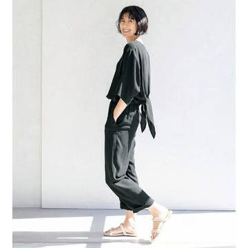スタイリスト地曳いく子さんが指南！「ESLOW」のリネン混オールインワンで360度美人見え