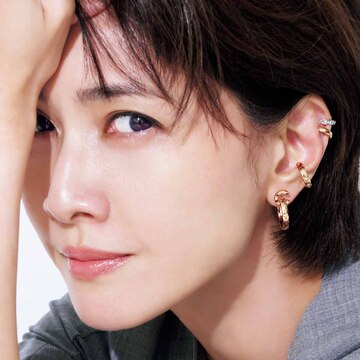 大人の耳もとへ「シャネル」のイヤリングを贅沢にレイヤード【内田有紀×秋色に映えるゴールドジュエリー】