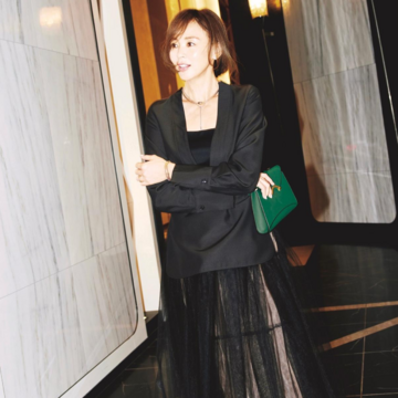 オールブラックの甘辛ミックスコーデが友人とのディナーにふさわしいモダンな色気を表現。気温10℃｜2/3(火)【40代・50代の毎日コーデ】