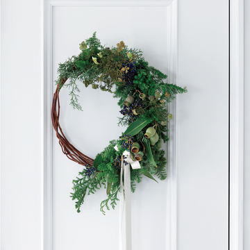 玄関を品よく彩るバラのフローティングフラワー&グリーンメインのリース【12月のウェルカムフラワー】