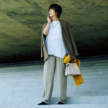 ボリュームある「ワイドパンツ」は技ありレイヤードで抜け感を【富岡佳子のトレンドパンツコーデ】