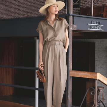 シャツとパンツのセットアップで品格溢れるベージュワントーンコーデに。気温28℃｜9/11(木)【50代の毎日コーデ】