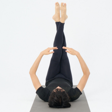 存在感のある太ももがほっそり美脚に！寝る前にベッドでできる脚上げストレッチ【骨盤を整える床バレエ】