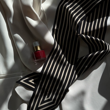 ソワレスタイルはスカーフと深紅のネイルで大人の華やぎを！