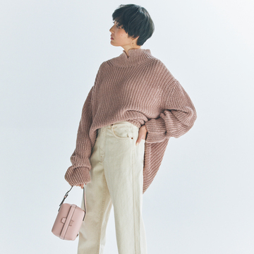 カジュアル×きれいめの絶妙バランスは「ビーサイド ジーンズ」の白デニムで叶える