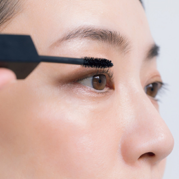 【アラフィー世代のマスカラ術③】毛先からつけて、しっかりセパレート！