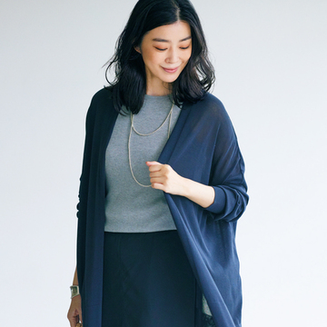 なめらかな落ち感&ボタンなしカーディガンをはおって優雅な印象に