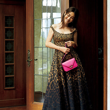 「ヴァレンティノ」のレオパード柄ドレスが晴れやかな場で大活躍【8月のドレススタイル】